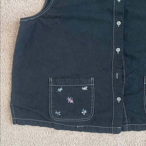 New Look Floral Embroidery Sleeveless Denim Blouse (Size:2X, Color:Black/Multi) - Picture 2 of 5